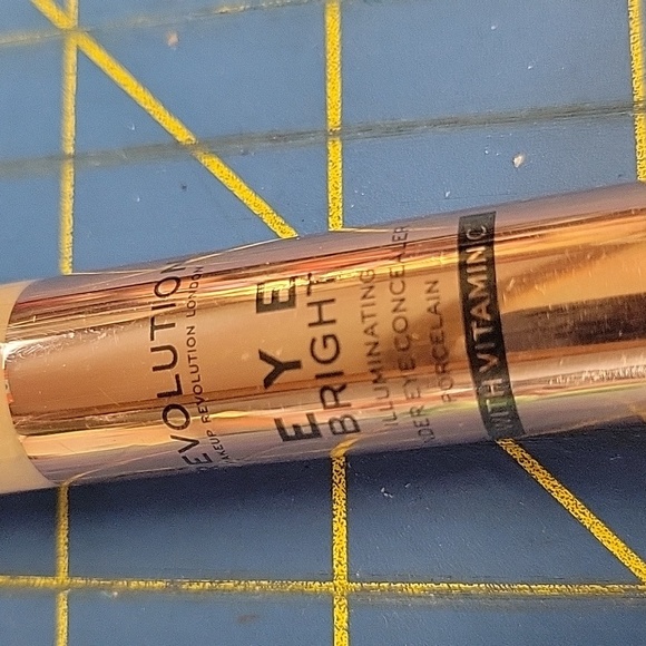 Revolution Concealer Tan Eye Bright Vit C Illuminating 3ml New Porcelain - Picture 2 of 4